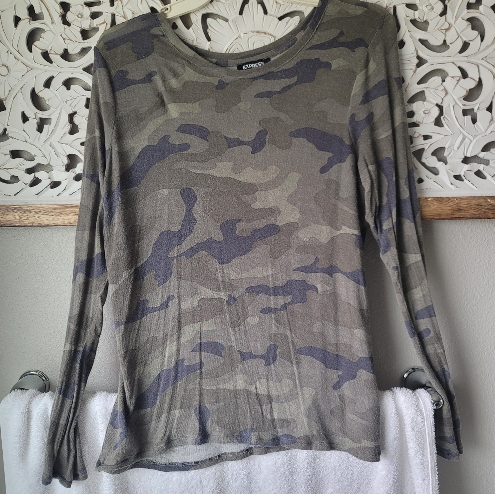 Express L/S Camo T Shirt Size Large